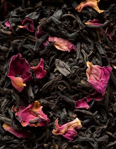 Pour les amoureux de notes chocolat, un thé noir gourmand à la texture soyeuse et à la douceur cacaotée développant des notes évoquant le praliné.